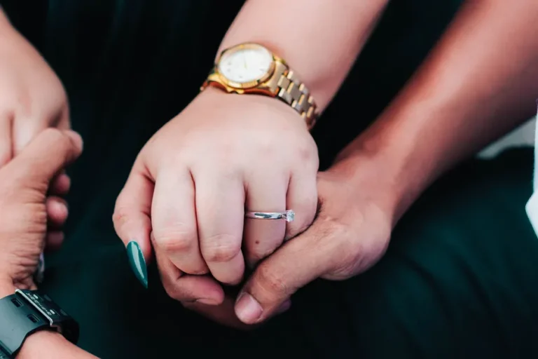 Apple Watch Unity Connection à 99 dollars : la boucle est bouclée Close-up shot of hands holding, highlighting a ring and watch, symbolizing unity.