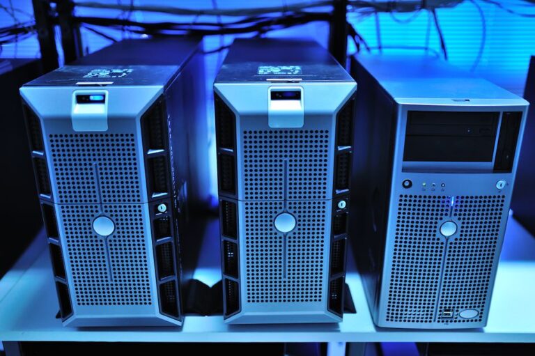 Baltra croque le cloud : Apple viserait des puces IA serveur en 2026 Close-up view of modern rack-mounted server units in a data center.