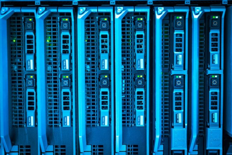 Luxshare ciblé par un rançongiciel le 15 décembre 2025 : les plans Apple en jeu Detailed image of illuminated server racks showcasing modern technology infrastructure.