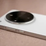iPhone 21 200 MP: le capteur se profile pour 2028 Detailed shot of a smartphone's sleek camera module, showcasing its design and features.