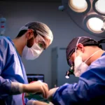 Apple Vision Pro au bloc : 40 patients et un angle mort Focused surgeons performing a meticulous operation in a hospital operating room.
