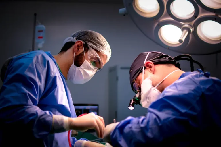 Apple Vision Pro au bloc : 40 patients et un angle mort Focused surgeons performing a meticulous operation in a hospital operating room.