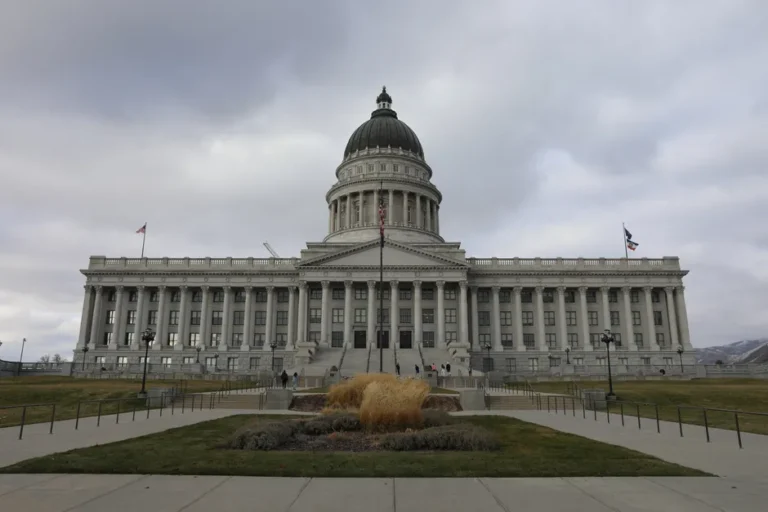 Android en Utah : le projet de système officiel qui patine en 2026 Front view of the Utah State Capitol in Salt Lake City under cloudy skies.