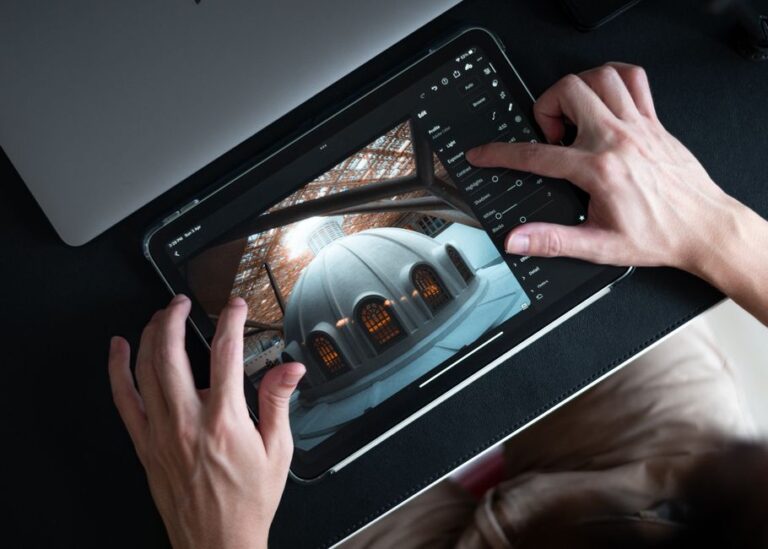 Apple Creator Studio : Final Cut se réveille, mais l’abonnement pique Hands editing architectural photo on tablet using Lightroom app.
