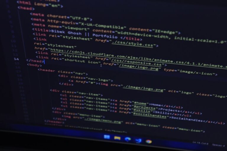 Inde : 83 normes mettent le code source d’iOS sous pression High-resolution close-up of HTML code displayed on a computer screen, perfect for technology themes.