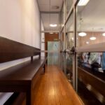 Apple face à 38 milliards de dollars en Inde : audience le 27 janvier 2026 Interior view of a courtroom in Wrocław, Poland, featuring wooden benches and glass partitions.