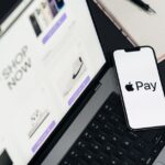 Apple Pay en Inde en 2026 : enfin, mais sans UPI? Laptop and smartphone display facilitating online shopping using mobile payment technology.