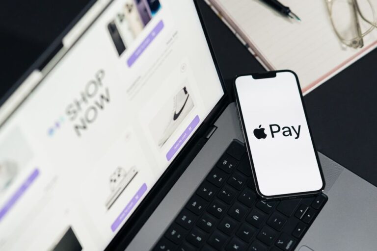 Apple Pay en Inde en 2026 : enfin, mais sans UPI? Laptop and smartphone display facilitating online shopping using mobile payment technology.