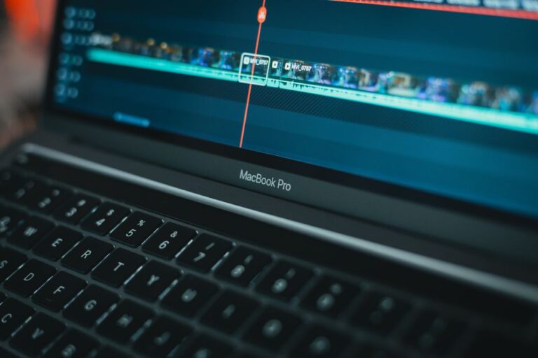 Apple Experience du 27 au 29 janvier : les MacBook Pro M5 en embuscade MacBook Pro with video editing software highlighting a timeline, showcasing technology in action.