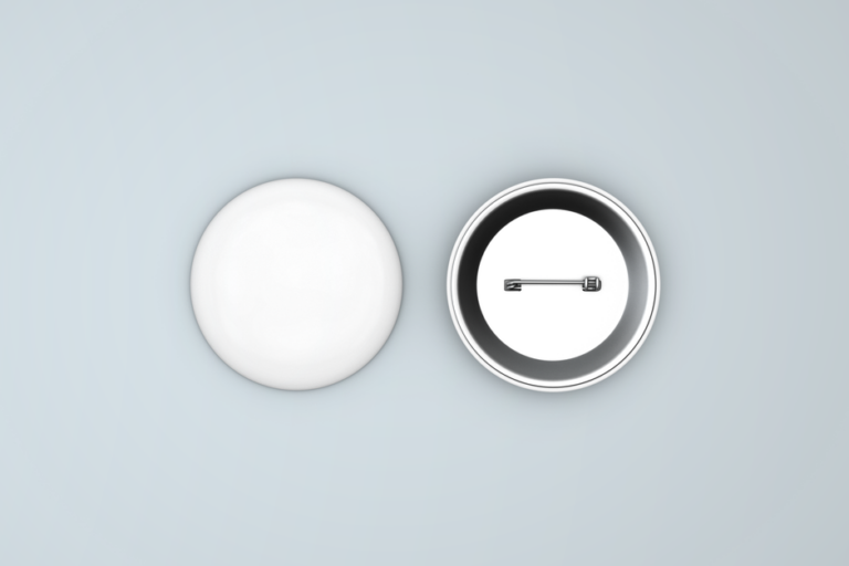 Pin IA Apple pour 2027 : Siri a déjà du travail Mockup image featuring two blank pin-back buttons on a neutral background, ideal for branding.