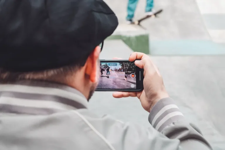 ShiftCam ProRig au CES 2026 : la cage vidéo iPhone passe en mode tournage, prix à venir Person filming skateboarding action at a skatepark using a smartphone. Urban lifestyle and technology concept.