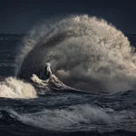Monarch saison 2 arrive le 27 février 2026, Titan X sort de l'eau Powerful ocean wave cresting, showcasing natural energy and beauty.