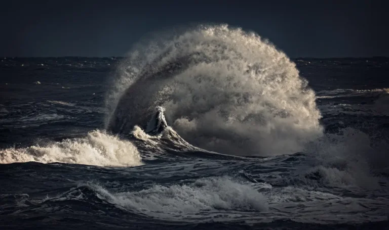 Monarch saison 2 arrive le 27 février 2026, Titan X sort de l’eau Powerful ocean wave cresting, showcasing natural energy and beauty.