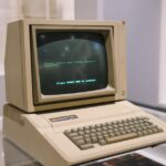 Apple Lisa : 10 000 dollars en 1983, déjà le Mac Retro Apple II computer in a museum setting, showcasing vintage technology design.