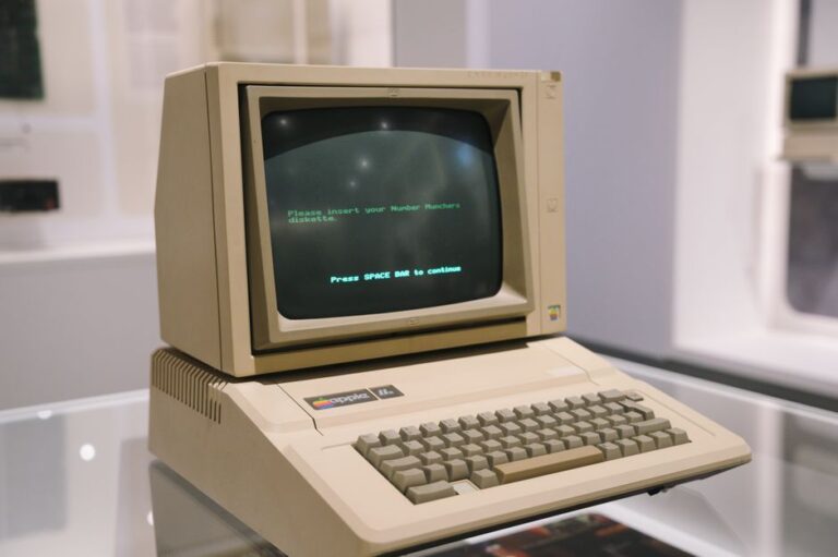 Apple Lisa : 10 000 dollars en 1983, déjà le Mac Retro Apple II computer in a museum setting, showcasing vintage technology design.