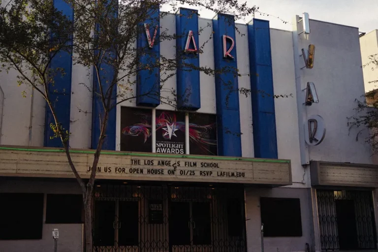 BAFTA 2026 : F1 et The Lost Bus, le duel Apple TV+ en effets visuels Retro theater facade with film school sign in Los Angeles.