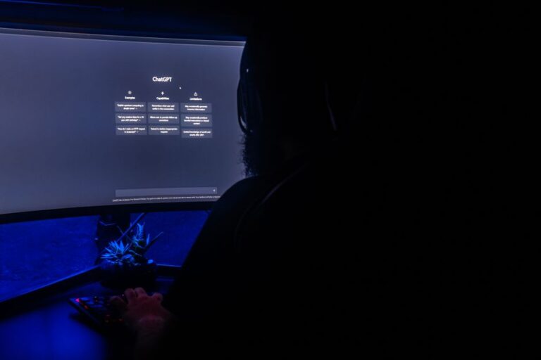 ChatGPT Apple Health depuis le 7 janvier 2026 : la note santé fait le yo-yo Silhouette of a person using ChatGPT on a computer screen in a dark room, highlighting digital interaction.