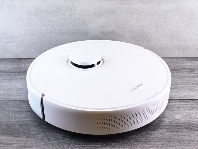 Narwal Flow 2 au CES 2026 : deux caméras, 30 000 Pa et pas d’Apple Home Sleek white robot vacuum cleaner on a wooden floor, perfect for smart home setups.