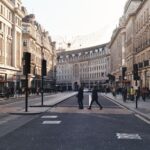 Apple Regent Street ferme le 11 janvier 2026 : le lifting reste flou Street view of Regent Street in London with people and classic architecture.