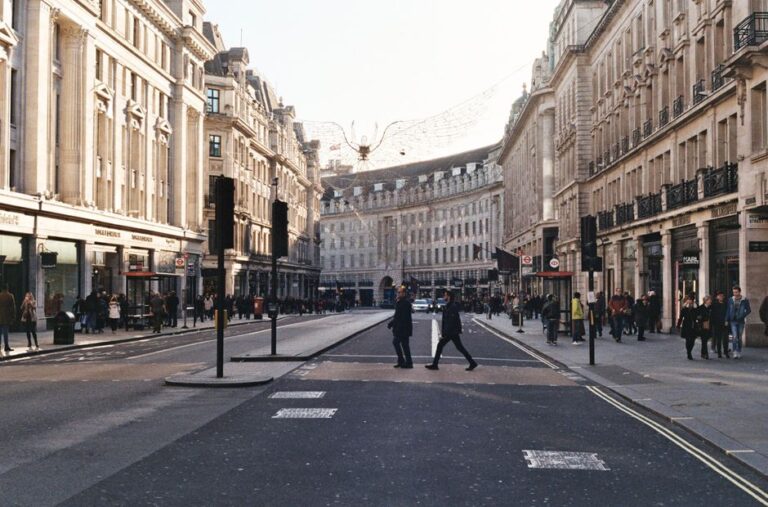 Apple Regent Street ferme le 11 janvier 2026 : le lifting reste flou Street view of Regent Street in London with people and classic architecture.
