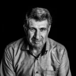 Tim Cook répond sur Minneapolis le 27 janvier 2026, entre prudence et malaise Striking black and white portrait of a mature man with a beard against a dark background.