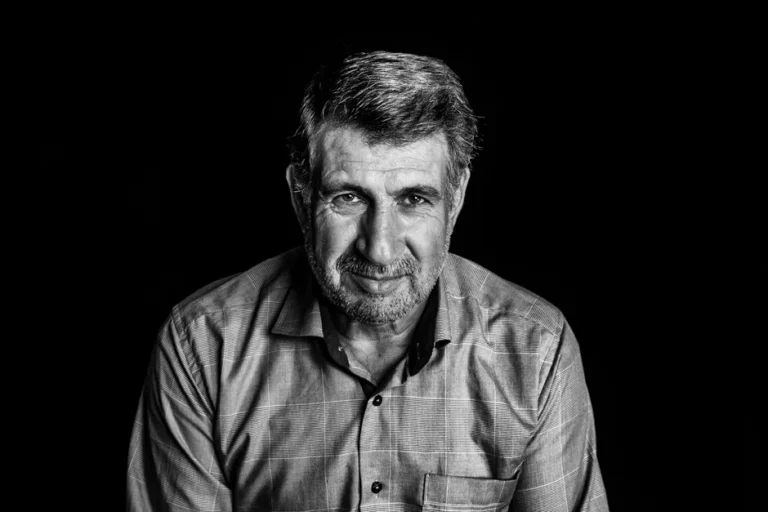 Tim Cook répond sur Minneapolis le 27 janvier 2026, entre prudence et malaise Striking black and white portrait of a mature man with a beard against a dark background.