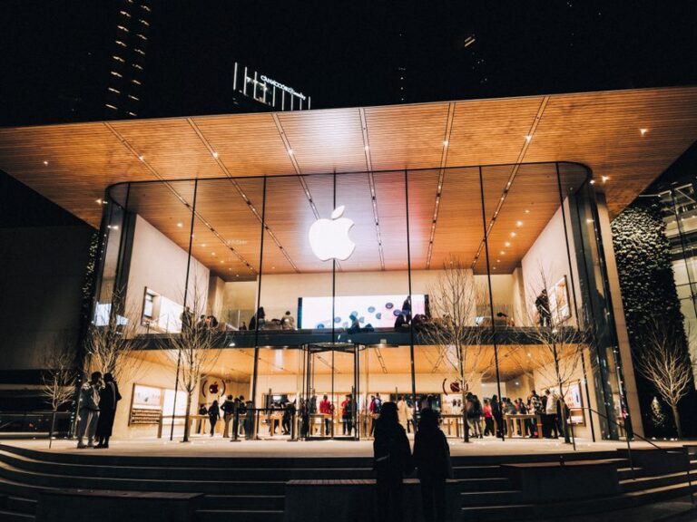 Apple déplace son Apple Store Santa Rosa le 23 janvier 2026, et ça déménage sévère Vibrant night scene of an Apple Store in Vancouver, highlighting modern architecture and urban lifestyle.