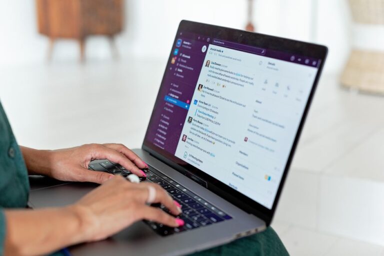 Faux Grok sur Mac : SimpleStealth cache un mineur de Monero Woman typing on a laptop using a messaging app in a home setting, close-up of hands.