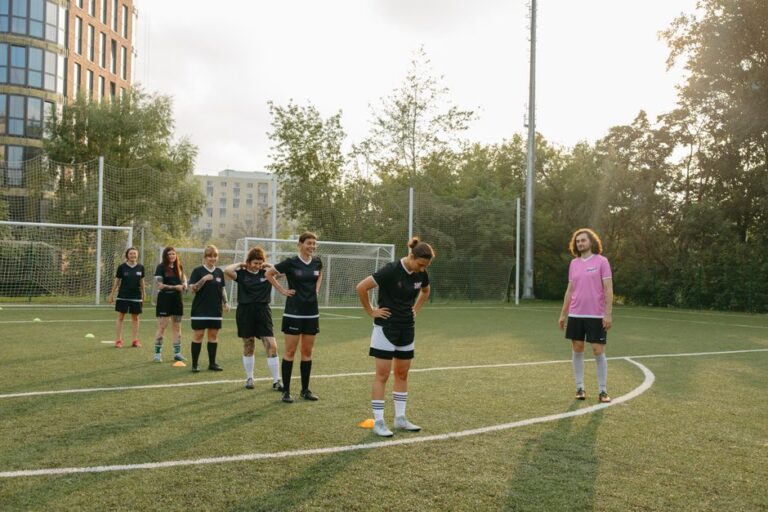 Ted Lasso saison 4 revient à l’été 2026 : Apple joue la montre Women's soccer team practices drills on a sunny outdoor field with coach observing.